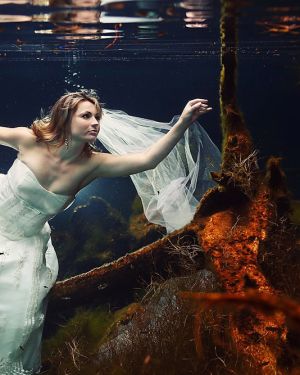 Trash the dress underwater photoshoot
